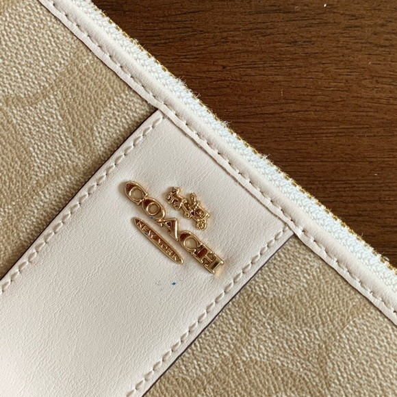 Coach Zipper Wallet. - Picture 2 of 8